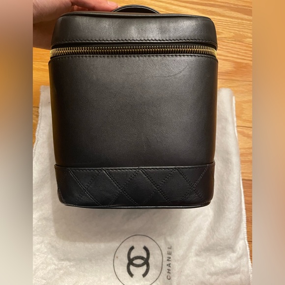 Authentic Chanel vanity case/bag in lambskin with chain - Picture 8 of 16